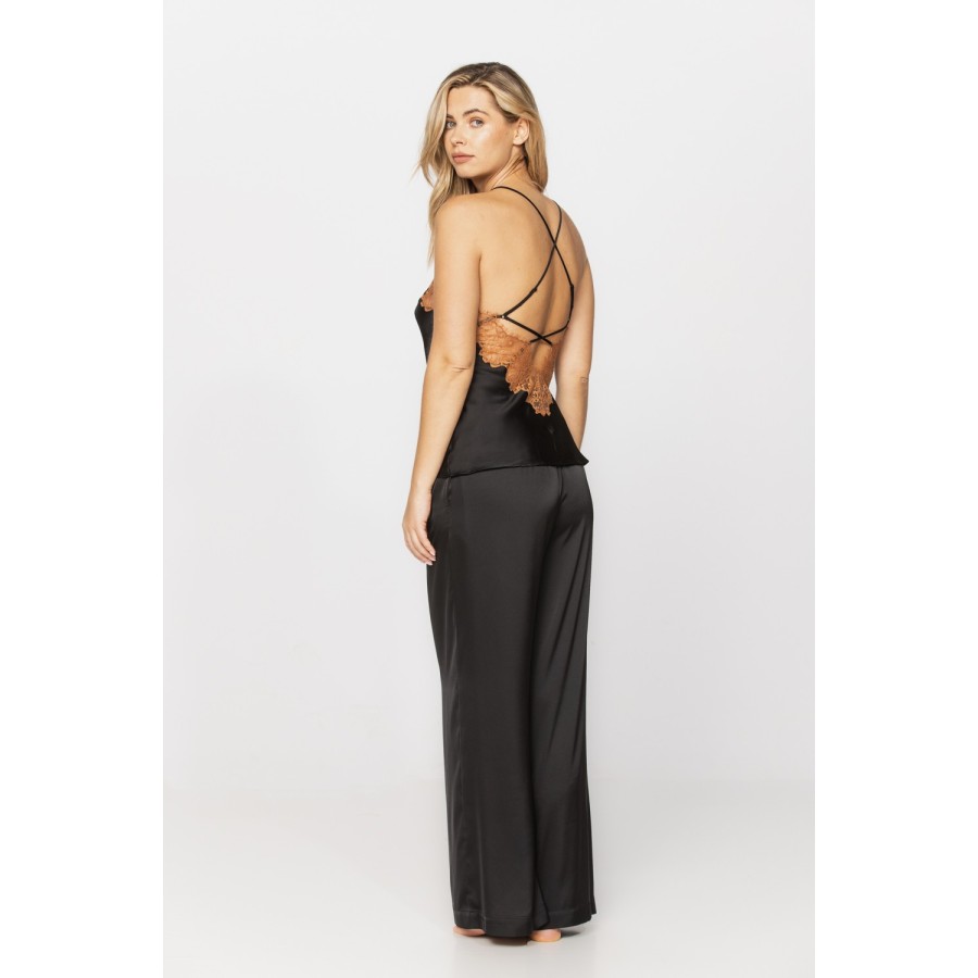Parte trasera del pijama ajustado negro y naranja